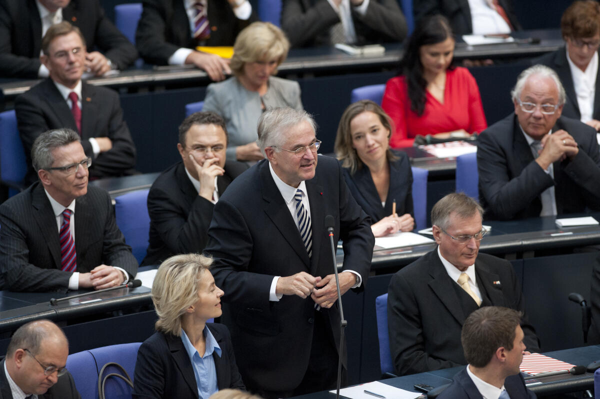 Hintze, Peter Peter Hintze, CDU/CSU, nimmt als neu gewählter Bundestagsvizepräsident die Wahl während der Konstituierenden Sitzung des 18. Deutschen Bundestages an.; Vizepräsident Deutscher Bundestag, Abgeordneter, Thomas de Maiziere, Hans-Peter Friedrich, Kristina Schröder, Ursula von der Leyen, Johannes Singhammer, alle CDU/CSU.