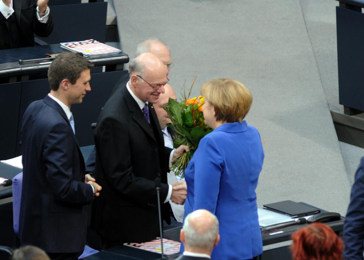 Lammert, Norbert; Merkel, Angela Konstituierende Sitzung Deutscher Bundestag für die 18. Wahlperiode. Dr. Angela Merkel, Bundeskanzlerin, CDU/CSU, gratuliert dem wieder gewählten Bundestagspräsidenten Prof. Dr. Norbert Lammert, CDU/CSU.; Blumen, Gratulation, Glückwünsche.