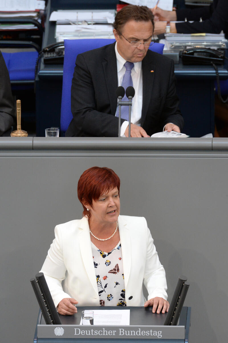 Susanne Ferschl, DIE LINKE, Bundestagsabgeordnete, Abgeordnete, Mitglied Deutscher Bundestag, MdB, Rede, 46. Sitzung, Top 1 EPL 11, Thema: Arbeit und Soziales, Vorsitz: Bundestagsvizepräsident Dr. Hans-Peter Friedrich, CDU/CSU.; Rednerpult. Ferschl, Susanne; Friedrich, Hans-Peter Susanne Ferschl, DIE LINKE, Bundestagsabgeordnete, Abgeordnete, Mitglied Deutscher Bundestag, MdB, Rede, 46. Sitzung, Top 1 EPL 11, Thema: Arbeit und Soziales, Vorsitz: Bundestagsvizepräsident Dr. Hans-Peter Friedrich, CDU/CSU.; Rednerpult.