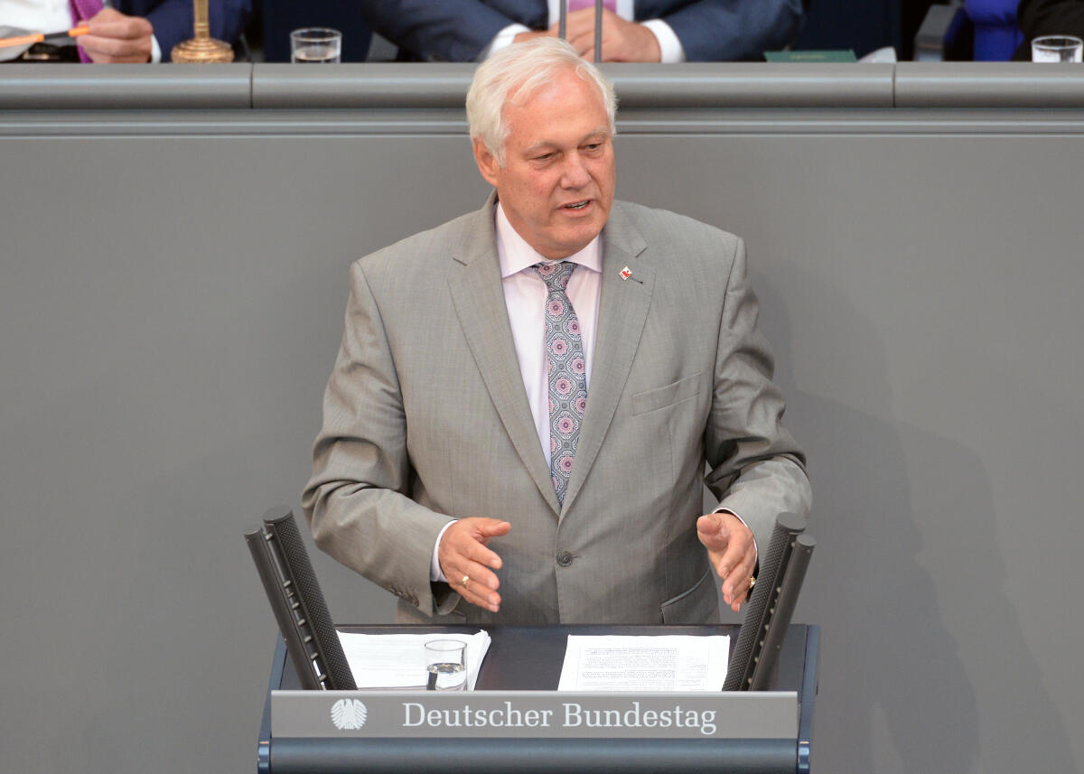 Ulrich Freese, SPD, Bundestagsabgeordneter, Abgeordneter, Mitglied Deutscher Bundestag, MdB, Rede, 46. Sitzung, Top 1 EPL 10, Thema: Ernährung und Landwirtschaft.; Rednerpult. Freese, Ulrich Ulrich Freese, SPD, Bundestagsabgeordneter, Abgeordneter, Mitglied Deutscher Bundestag, MdB, Rede, 46. Sitzung, Top 1 EPL 10, Thema: Ernährung und Landwirtschaft.; Rednerpult.