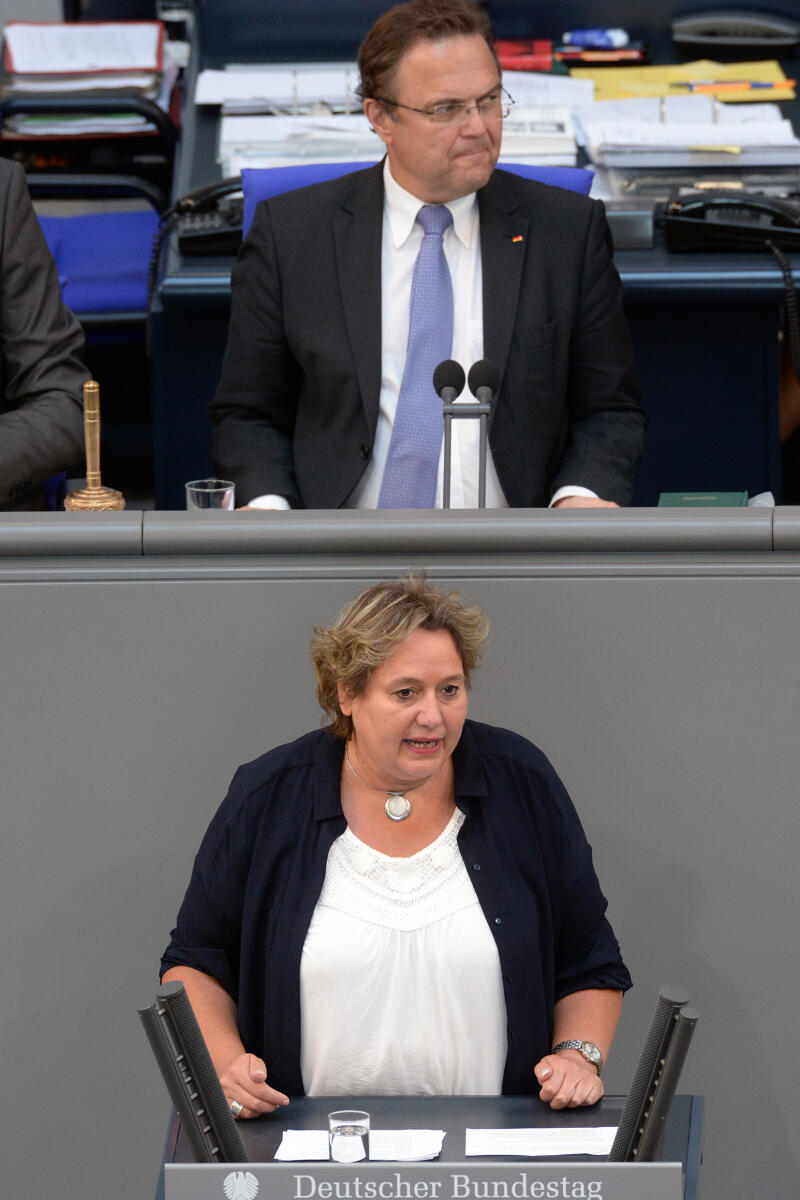 Tack, Kerstin; Friedrich, Hans-Peter Kerstin Tack, SPD, Bundestagsabgeordnete, Abgeordnete, Mitglied Deutscher Bundestag, MdB, Rede, 46. Sitzung, Top 1 EPL 11, Thema: Arbeit und Soziales, Vorsitz: Bundestagsvizepräsident Dr. Hans-Peter Friedrich, CDU/CSU.; Rednerpult.