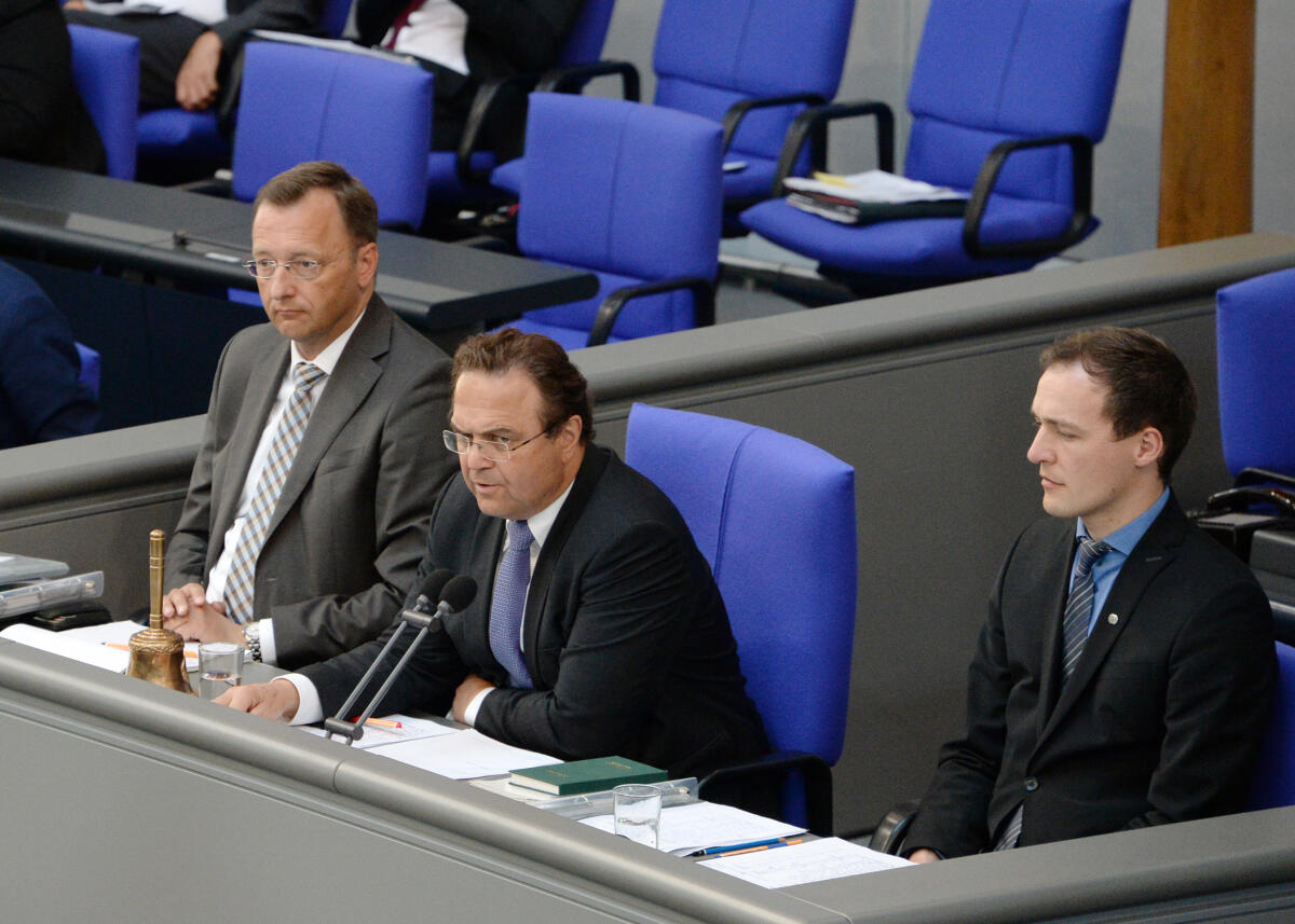 Oster, Josef; Huber, Johannes; Friedrich, Hans-Peter Schriftführer: Josef Oster, (li), CDU/CSU, Johannes Huber, (re), AfD, Vorsitz: Bundestagsvizepräsident Dr. Hans-Peter Friedrich, CDU/CSU, 46. Sitzung Deutscher Bundestag.