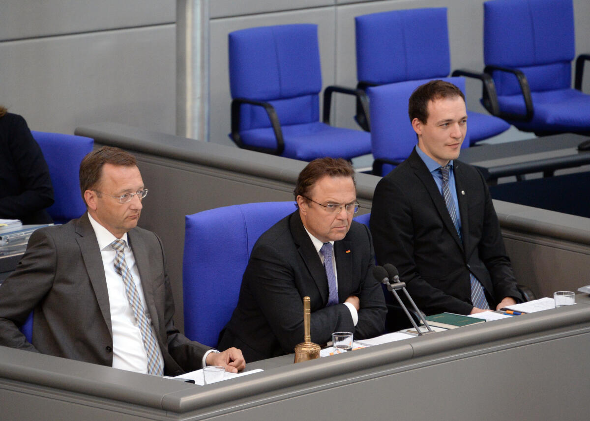 Oster, Josef; Huber, Johannes; Friedrich, Hans-Peter Schriftführer: Josef Oster, (li), CDU/CSU, Johannes Huber, (re), AfD, Vorsitz: Bundestagsvizepräsident Dr. Hans-Peter Friedrich, CDU/CSU, 46. Sitzung Deutscher Bundestag.