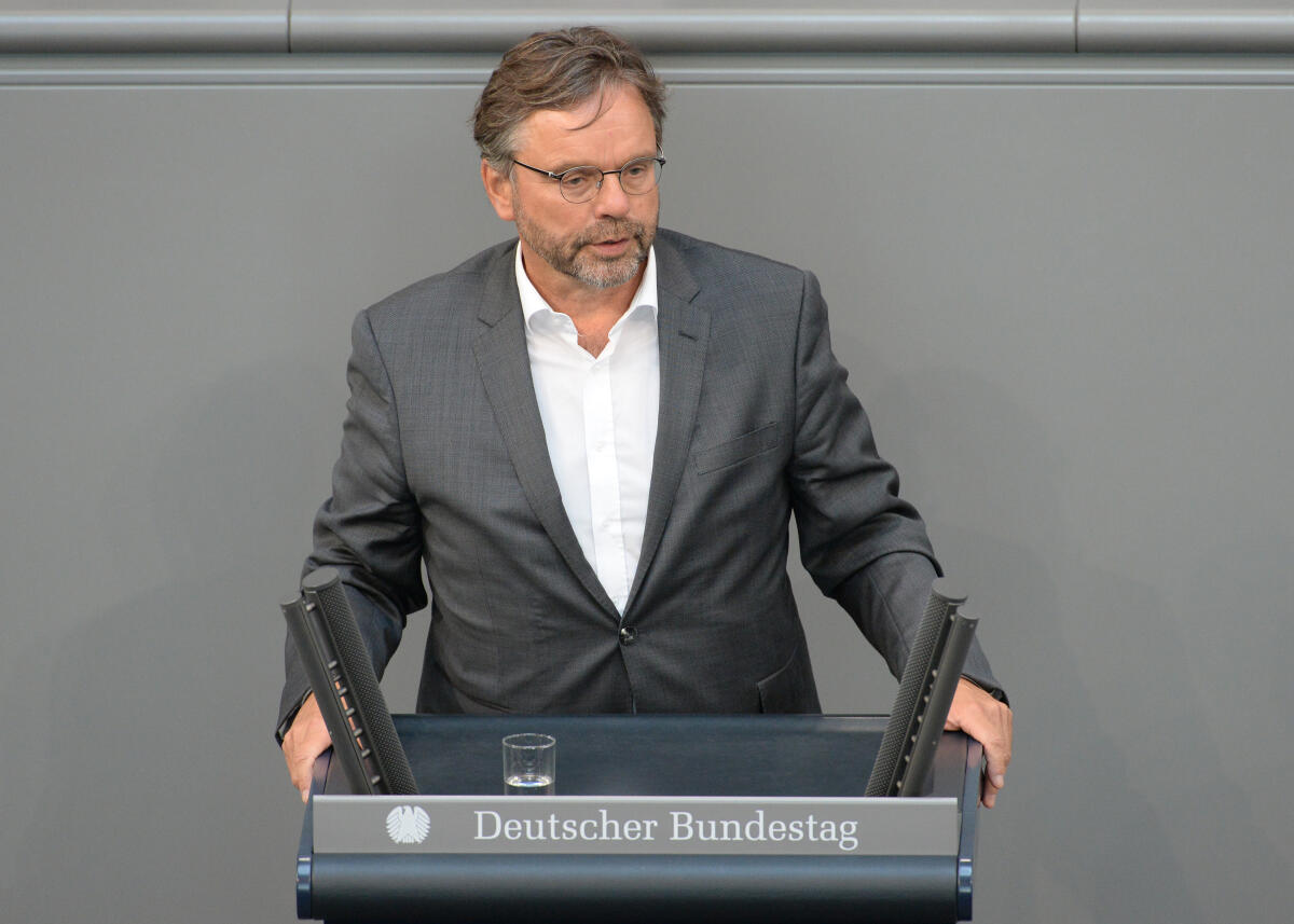 Groß, Michael Michael Groß, SPD, Bundestagsabgeordneter, Abgeordneter, Mitglied Deutscher Bundestag, MdB, Rede, 46. Sitzung, Top 1 EPL 11, Thema: Arbeit und Soziales.; Rednerpult.