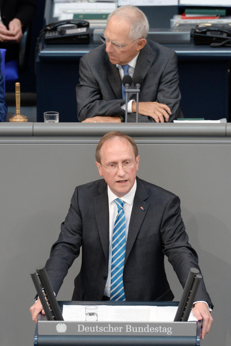 Klaus-Dieter Gröhler, CDU/CSU, Bundestagsabgeordneter, Abgeordneter, Mitglied Deutscher Bundestag, MdB, Rede, 46. Sitzung, Top 1 EPL 06, Thema: Inneres, Bau und Heimat, Datenschutz und Informationsfreiheit, Vorsitz: Bundestagspräsident Dr. Wolfgang Schäuble, CDU/CSU.; Rednerpult. Gröhler, Klaus-Dieter; Schäuble, Wolfgang Klaus-Dieter Gröhler, CDU/CSU, Bundestagsabgeordneter, Abgeordneter, Mitglied Deutscher Bundestag, MdB, Rede, 46. Sitzung, Top 1 EPL 06, Thema: Inneres, Bau und Heimat, Datenschutz und Informationsfreiheit, Vorsitz: Bundestagspräsident Dr. Wolfgang Schäuble, CDU/CSU.; Rednerpult.