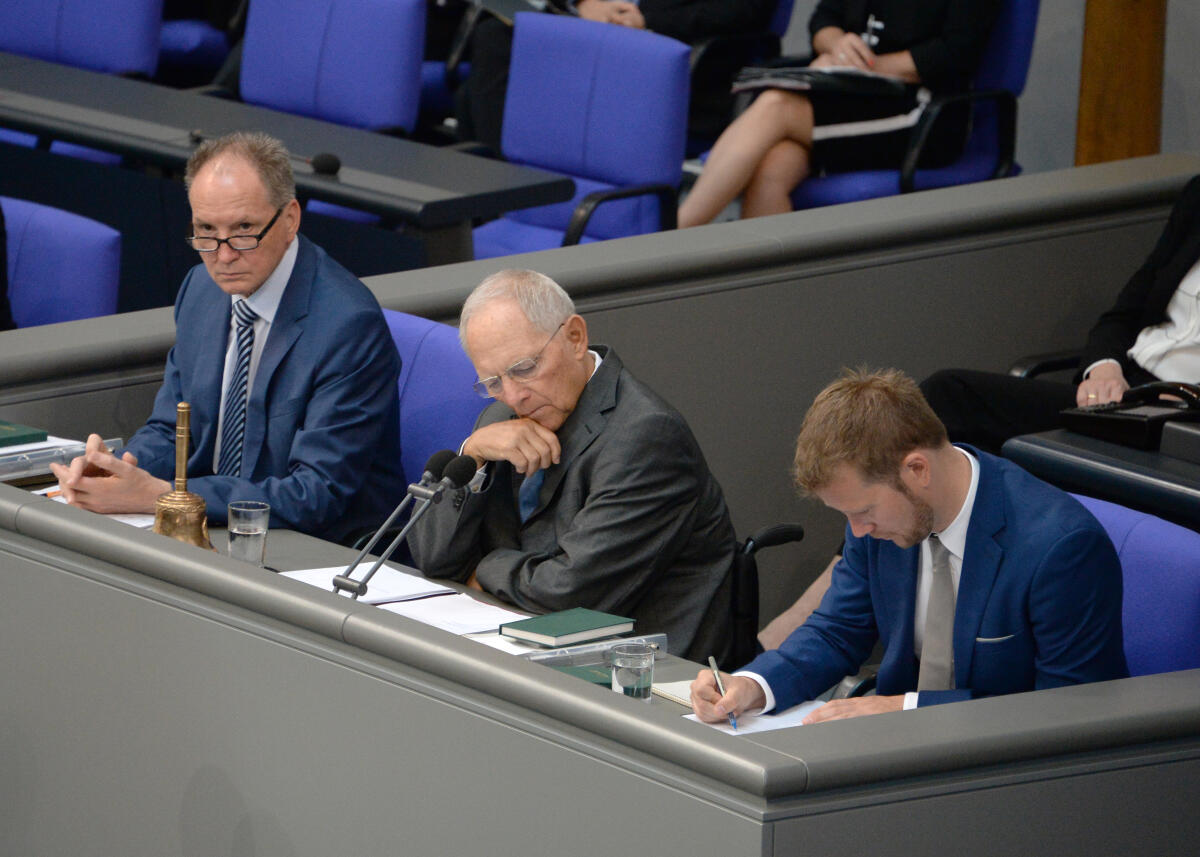 Cezanne, Jörg; Bernstiel, Christoph; Schäuble, Wolfgang Schriftführer: Jörg Cézanne, (li), DIE LINKE, Christoph Bernstiel, (re), CDU/CSU, Vorsitz: Bundestagspräsident Dr. Wolfgang Schäuble, CDU/CSU, 46. Sitzung Deutscher Bundestag.