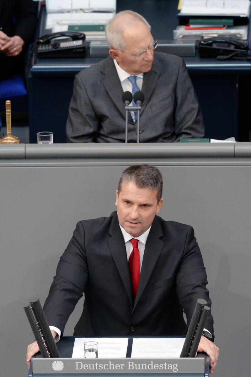 Martin Hess, AfD, Bundestagsabgeordneter, Abgeordneter, Mitglied Deutscher Bundestag, MdB, Rede, 46. Sitzung, Top 1 EPL 06, Thema: Inneres, Bau und Heimat, Datenschutz und Informationsfreiheit, Vorsitz: Bundestagspräsident Dr. Wolfgang Schäuble, CDU/CSU.; Rednerpult. Hess, Martin; Schäuble, Wolfgang Martin Hess, AfD, Bundestagsabgeordneter, Abgeordneter, Mitglied Deutscher Bundestag, MdB, Rede, 46. Sitzung, Top 1 EPL 06, Thema: Inneres, Bau und Heimat, Datenschutz und Informationsfreiheit, Vorsitz: Bundestagspräsident Dr. Wolfgang Schäuble, CDU/CSU.; Rednerpult.
