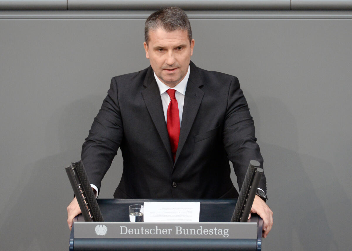 Hess, Martin Martin Hess, AfD, Bundestagsabgeordneter, Abgeordneter, Mitglied Deutscher Bundestag, MdB, Rede, 46. Sitzung, Top 1 EPL 06, Thema: Inneres, Bau und Heimat, Datenschutz und Informationsfreiheit.; Rednerpult.