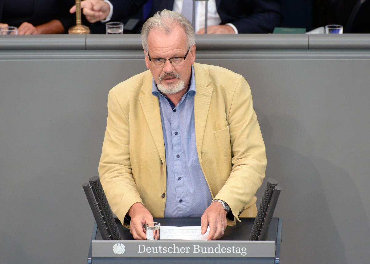 Weinberg, Wolfgang Harald Weinberg, DIE LINKE, Bundestagsabgeordneter, Abgeordneter, Mitglied Deutscher Bundestag, MdB, Rede, 44. Sitzung, Top 1 EPL 15, Thema: Haushaltsgesetz 2018 - Gesundheit.; Haushalt, Rednerpult.
