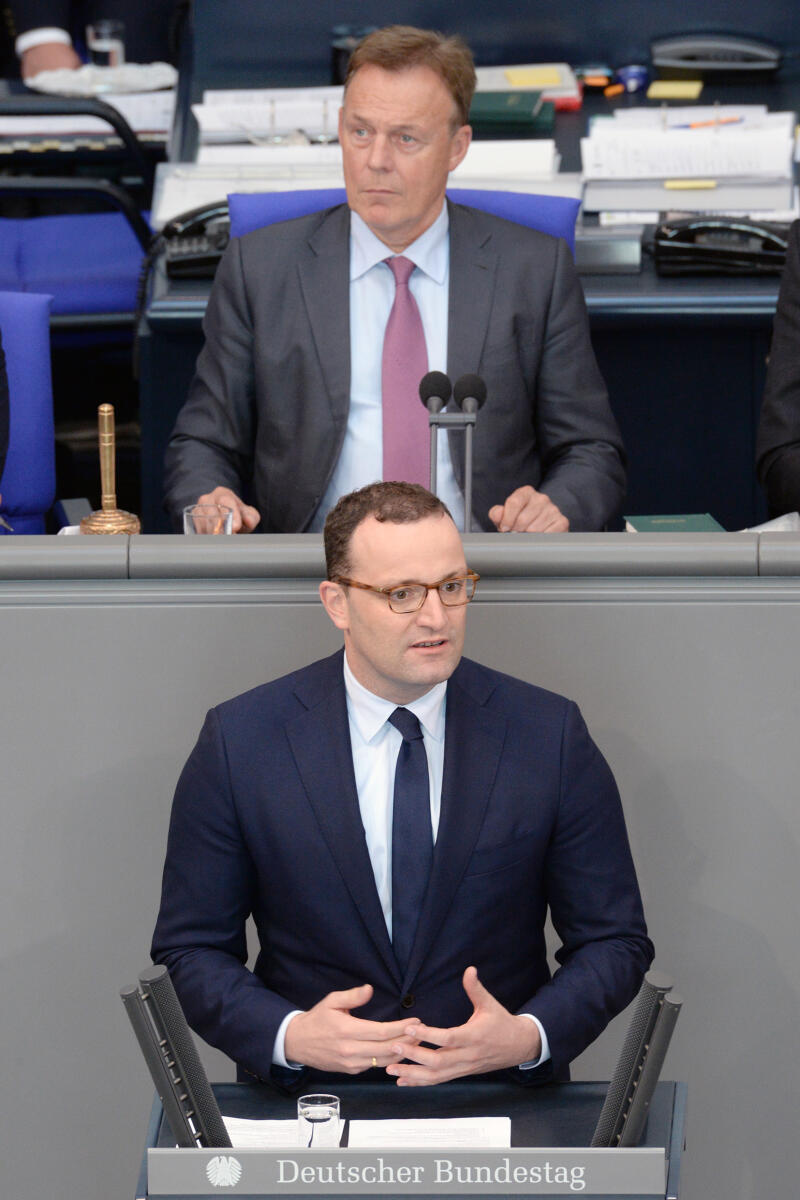 Jens Spahn, Bundesgesundheitsminister, CDU/CSU, Bundestagsabgeordneter, Abgeordneter, Mitglied Deutscher Bundestag, MdB, Rede, 44. Sitzung, Top 1 EPL 15, Thema: Haushaltsgesetz 2018 - Gesundheit, Vorsitz: Bundestagsvizepräsident Thomas Oppermann, SPD.; Haushalt, Rednerpult. Spahn, Jens; Oppermann, Thomas Jens Spahn, Bundesgesundheitsminister, CDU/CSU, Bundestagsabgeordneter, Abgeordneter, Mitglied Deutscher Bundestag, MdB, Rede, 44. Sitzung, Top 1 EPL 15, Thema: Haushaltsgesetz 2018 - Gesundheit, Vorsitz: Bundestagsvizepräsident Thomas Oppermann, SPD.; Haushalt, Rednerpult.