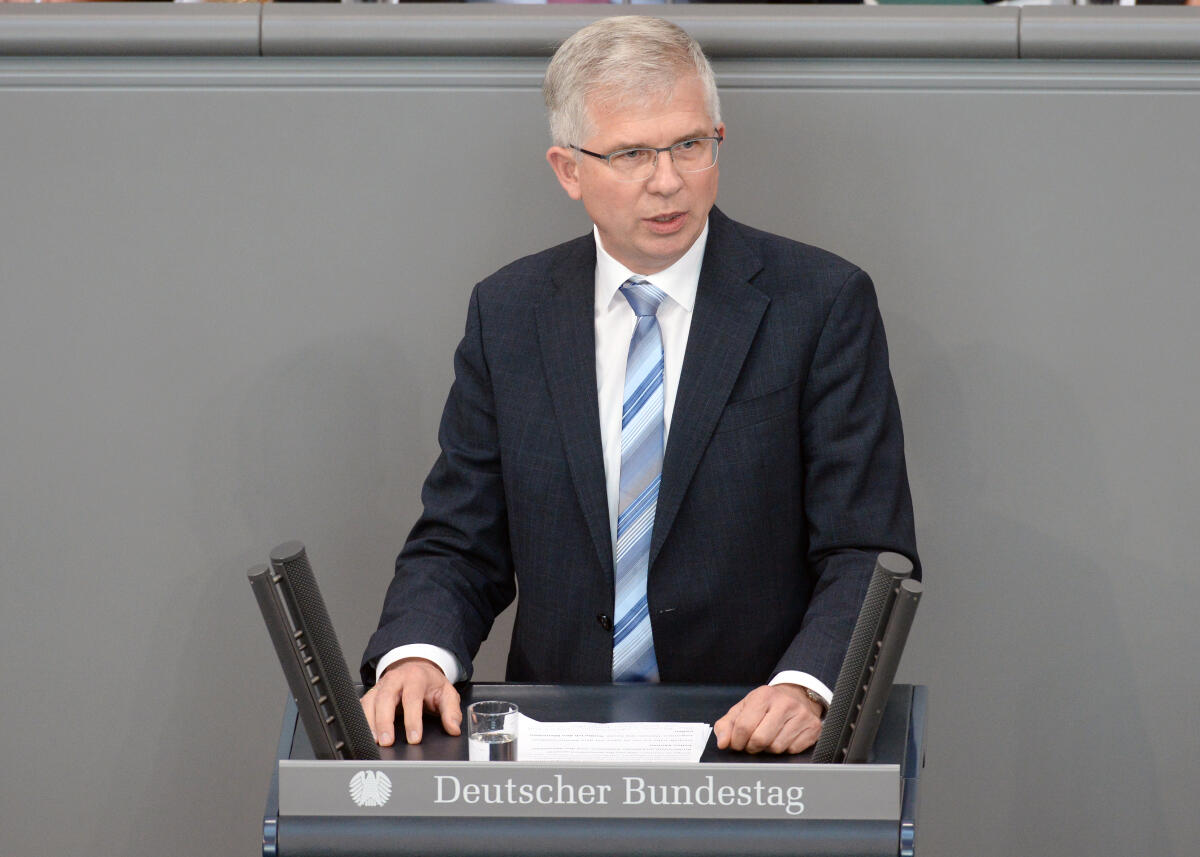Ullmann, Andrew Dr. Andrew Ullmann, FDP, Bundestagsabgeordneter, Abgeordneter, Mitglied Deutscher Bundestag, MdB, Rede, 44. Sitzung, Top 1 EPL 15, Thema: Haushaltsgesetz 2018 - Gesundheit.; Haushalt, Rednerpult.