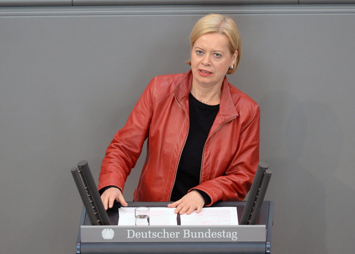 Lötzsch, Gesine Dr. Gesine Lötzsch, DIE LINKE, Bundestagsabgeordnete, Abgeordnete, Mitglied Deutscher Bundestag, MdB, Rede, 44. Sitzung, Top 1 EPL 15, Thema: Haushaltsgesetz 2018 - Gesundheit.; Haushalt, Rednerpult.