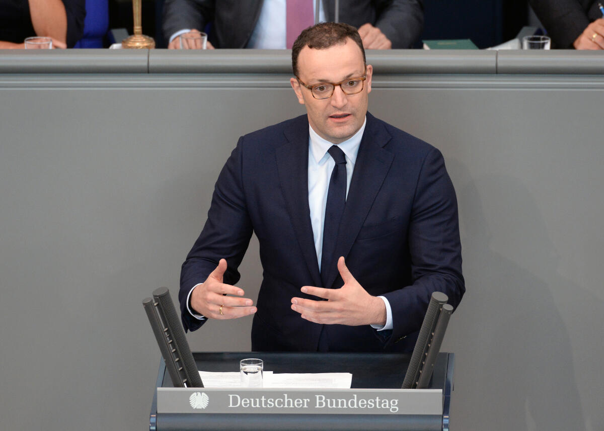 Spahn, Jens Jens Spahn, Bundesgesundheitsminister, CDU/CSU, Bundestagsabgeordneter, Abgeordneter, Mitglied Deutscher Bundestag, MdB, Rede, 44. Sitzung, Top 1 EPL 15, Thema: Haushaltsgesetz 2018 - Gesundheit.; Haushalt, Rednerpult.