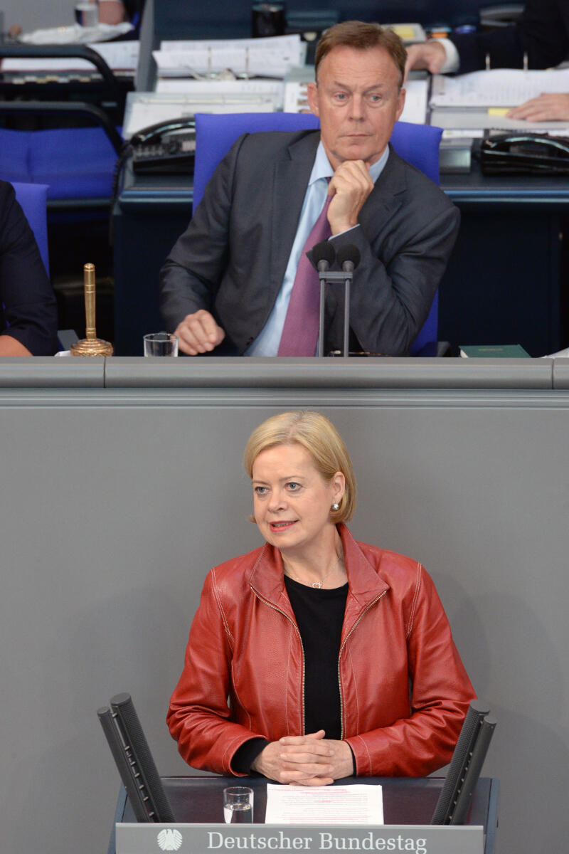 Lötzsch, Gesine; Oppermann, Thomas Dr. Gesine Lötzsch, DIE LINKE, Bundestagsabgeordnete, Abgeordnete, Mitglied Deutscher Bundestag, MdB, Rede, 44. Sitzung, Top 1 EPL 15, Thema: Haushaltsgesetz 2018 - Gesundheit, Vorsitz: Bundestagsvizepräsident Thomas Oppermann, SPD.; Haushalt, Rednerpult.