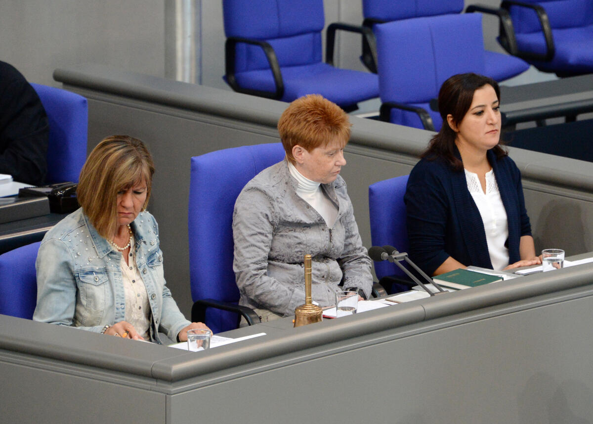 Dilcher, Esther; Akbulut, Gökay; Pau, Petra Schriftführer: Esther Dilcher, (li), SPD, Gökay Akbulut, (re), DIE LINKE, Vorsitz: Bundestagsvizepräsidentin Petra Pau, DIE LINKE, 44. Sitzung, Deutscher Bundestag.