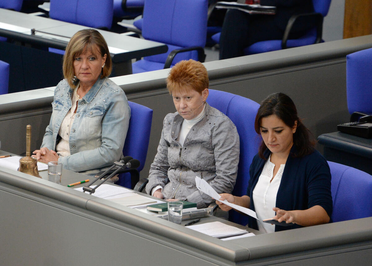 Dilcher, Esther; Akbulut, Gökay; Pau, Petra Schriftführer: Esther Dilcher, (li), SPD, Gökay Akbulut, (re), DIE LINKE, Vorsitz: Bundestagsvizepräsidentin Petra Pau, DIE LINKE, 44. Sitzung, Deutscher Bundestag.