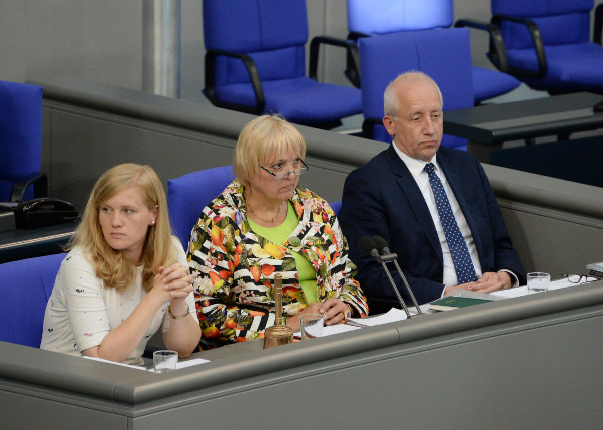 Schriftführer: Josephine Ortleb, (li), SPD, Dr. Wieland Schinnenburg, (re), FDP, Vorsitz: Bundestagsvizepräsidentin Claudia Roth, Bündnis 90/Die Grünen, 44. Sitzung Deutscher Bundestag. Ortleb, Josephine; Schinnenburg, Wieland Schriftführer: Josephine Ortleb, (li), SPD, Dr. Wieland Schinnenburg, (re), FDP, Vorsitz: Bundestagsvizepräsidentin Claudia Roth, Bündnis 90/Die Grünen, 44. Sitzung Deutscher Bundestag.