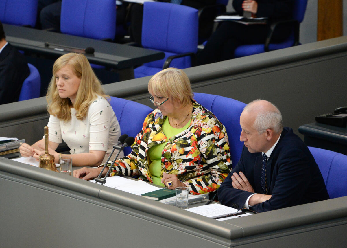 Ortleb, Josephine; Schinnenburg, Wieland Schriftführer: Josephine Ortleb, (li), SPD, Dr. Wieland Schinnenburg, (re), FDP, Vorsitz: Bundestagsvizepräsidentin Claudia Roth, Bündnis 90/Die Grünen, 44. Sitzung Deutscher Bundestag.