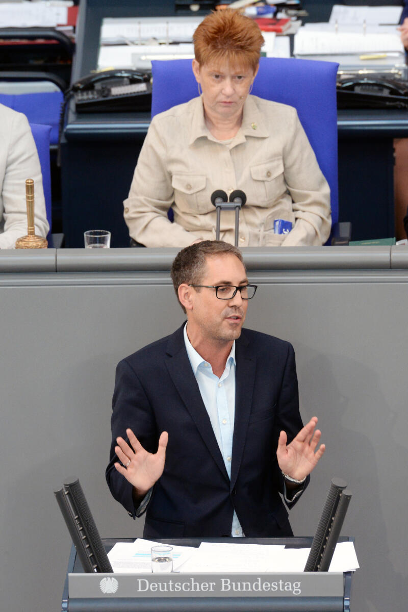 Michael Schrodi, SPD, Bundestagsabgeordneter, Abgeordneter, Mitglied Deutscher Bundestag, MdB, Rede, 43. Sitzung, Top 23, Thema: Meeresschutzgebiet im Weddellmeer der Antarktis, Vorsitz: Bundestagsvizepräsidentin Petra Pau, DIE LINKE.; Rednerpult. Schrodi, Michael; Pau, Petra Michael Schrodi, SPD, Bundestagsabgeordneter, Abgeordneter, Mitglied Deutscher Bundestag, MdB, Rede, 43. Sitzung, Top 23, Thema: Meeresschutzgebiet im Weddellmeer der Antarktis, Vorsitz: Bundestagsvizepräsidentin Petra Pau, DIE LINKE.; Rednerpult.