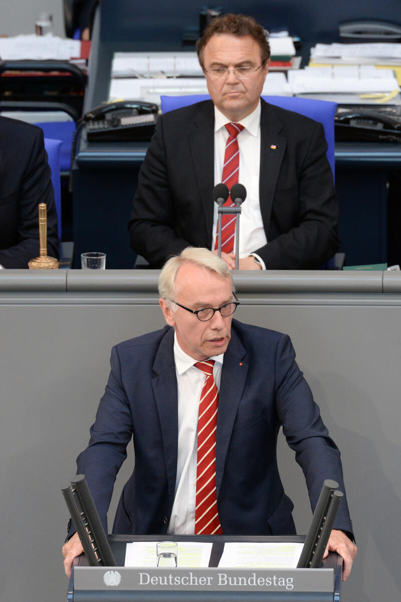Bernhard Daldrup, SPD, Bundestagsabgeordneter, Abgeordneter, Mitglied Deutscher Bundestag, MdB, Rede, 43. Sitzung, Top 24, Thema: Gewerbesteuerliche Hinzurechnung - "Urlaubssteuer", Vorsitz: Bundestagsvizepräsident Dr. Hans-Peter Friedrich, CDU/CSU.; Rednerpult. Daldrup, Bernhard; Friedrich, Hans-Peter Bernhard Daldrup, SPD, Bundestagsabgeordneter, Abgeordneter, Mitglied Deutscher Bundestag, MdB, Rede, 43. Sitzung, Top 24, Thema: Gewerbesteuerliche Hinzurechnung - "Urlaubssteuer", Vorsitz: Bundestagsvizepräsident Dr. Hans-Peter Friedrich, CDU/CSU.; Rednerpult.