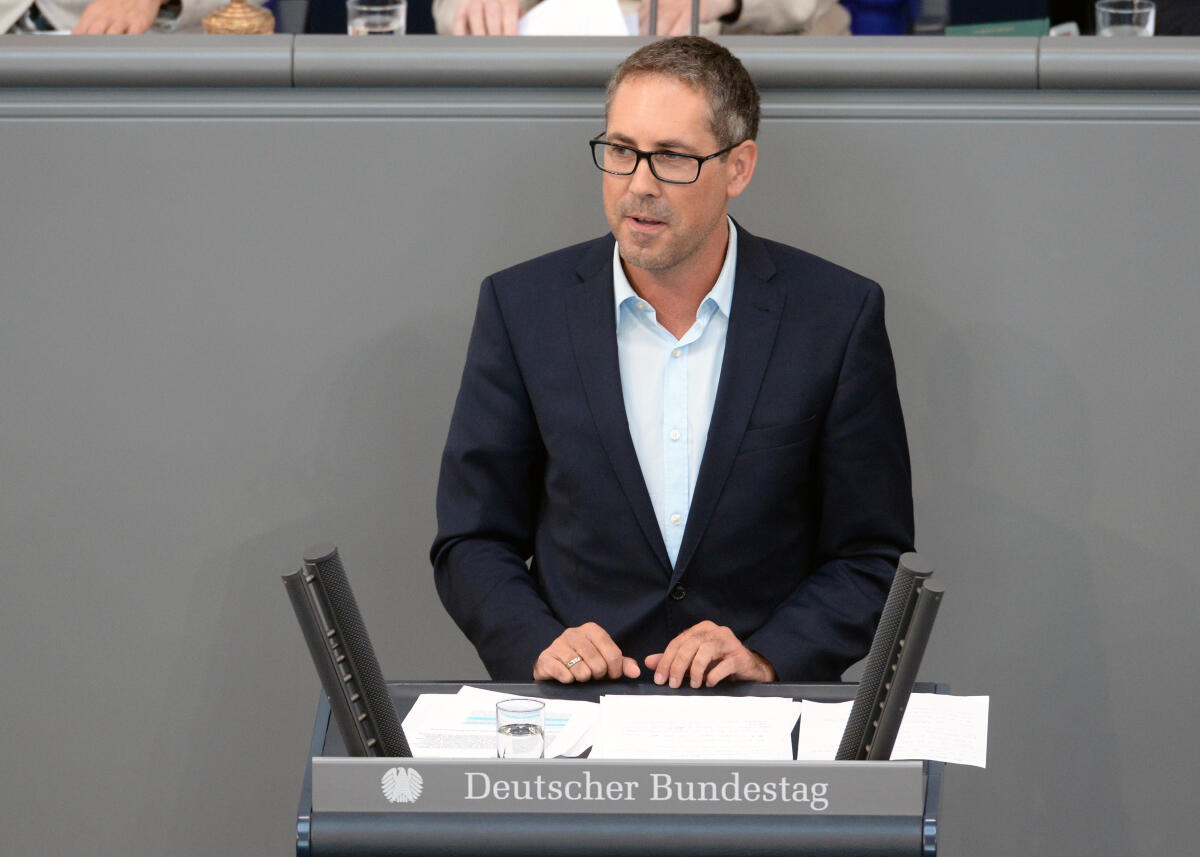 Michael Schrodi, SPD, Bundestagsabgeordneter, Abgeordneter, Mitglied Deutscher Bundestag, MdB, Rede, 43. Sitzung, Top 23, Thema: Meeresschutzgebiet im Weddellmeer der Antarktis.; Rednerpult. Schrodi, Michael Michael Schrodi, SPD, Bundestagsabgeordneter, Abgeordneter, Mitglied Deutscher Bundestag, MdB, Rede, 43. Sitzung, Top 23, Thema: Meeresschutzgebiet im Weddellmeer der Antarktis.; Rednerpult.