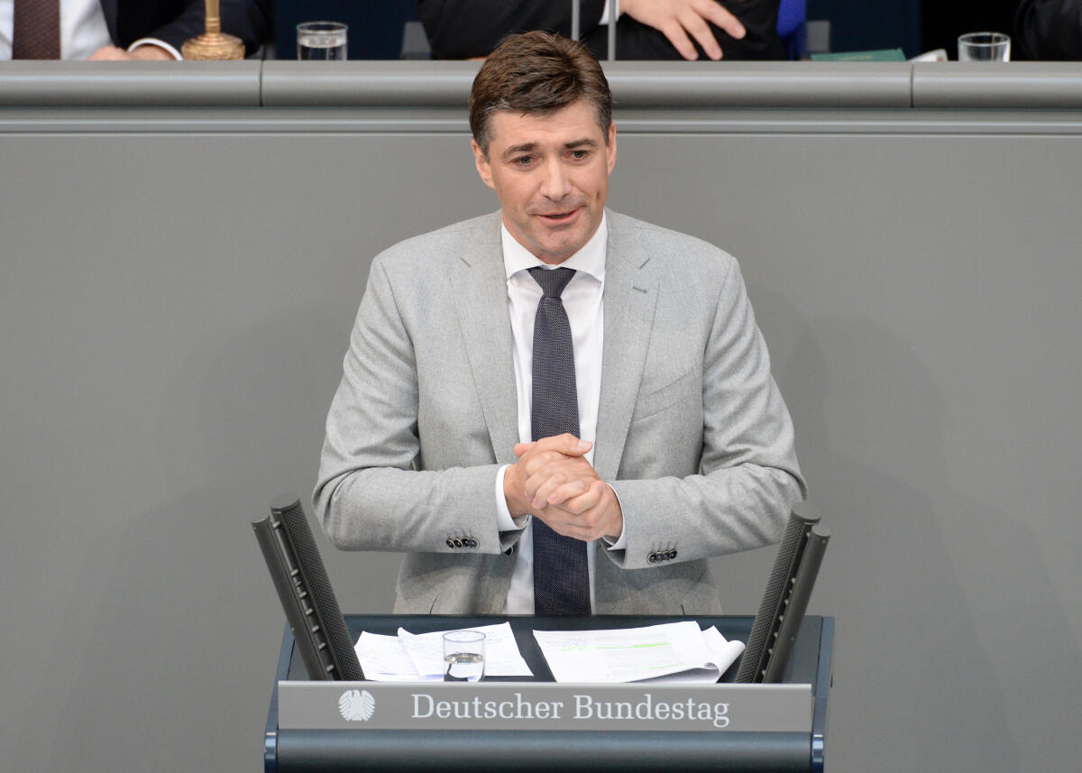 Hagen Reinhold, FDP, Bundestagsabgeordneter, Abgeordneter, Mitglied Deutscher Bundestag, MdB, Rede, 43. Sitzung, Top 22, Thema: Mietrecht.; Rednerpult. Reinhold, Hagen Hagen Reinhold, FDP, Bundestagsabgeordneter, Abgeordneter, Mitglied Deutscher Bundestag, MdB, Rede, 43. Sitzung, Top 22, Thema: Mietrecht.; Rednerpult.