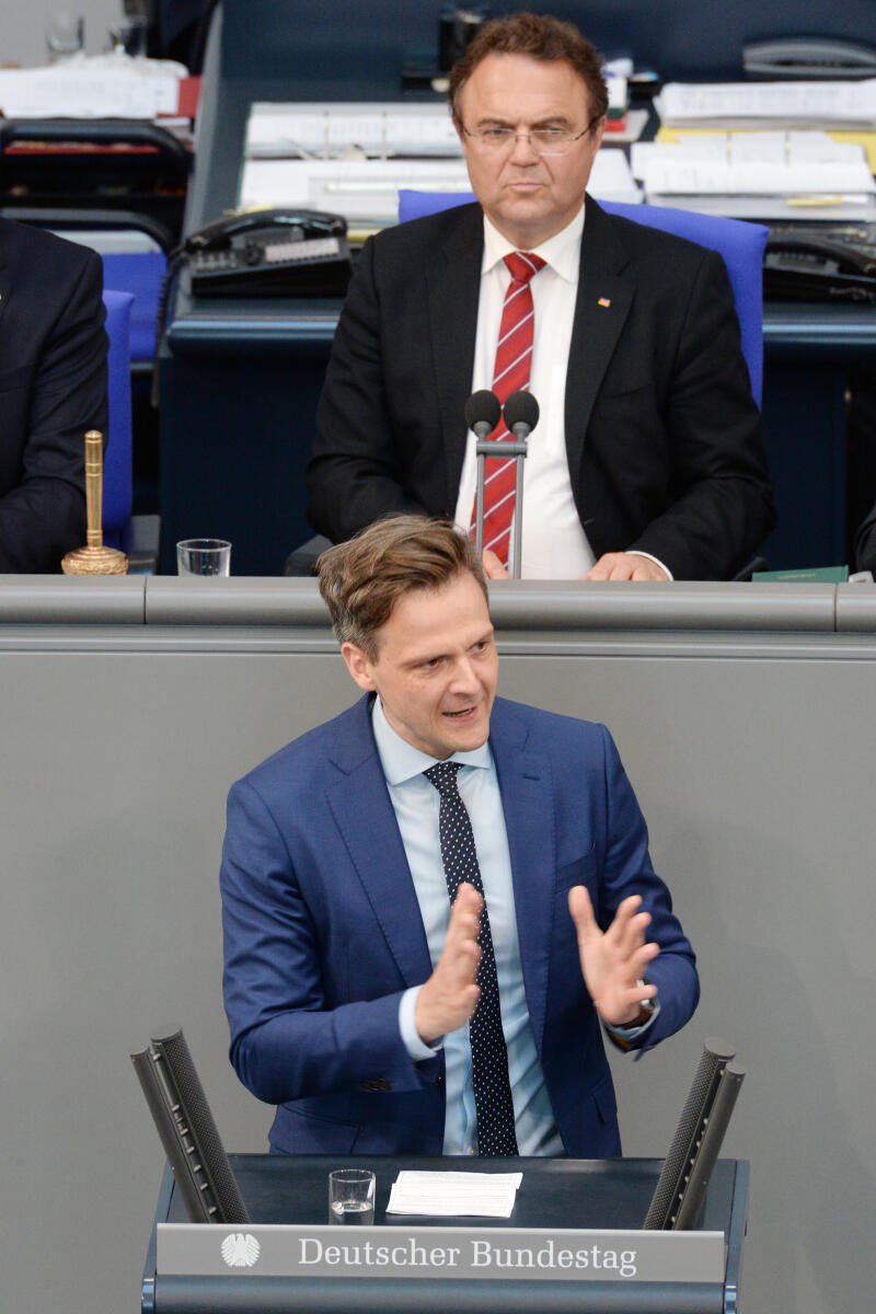Klinge, Marcel; Friedrich, Hans-Peter Dr. Marcel Klinge, FDP, Bundestagsabgeordneter, Abgeordneter, Mitglied Deutscher Bundestag, MdB, Rede, 43. Sitzung, Top 24, Thema: Gewerbesteuerliche Hinzurechnung - "Urlaubssteuer", Vorsitz: Bundestagsvizepräsident Dr. Hans-Peter Friedrich, CDU/CSU.; Rednerpult.