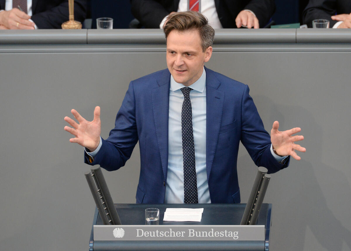 Klinge, Marcel Dr. Marcel Klinge, FDP, Bundestagsabgeordneter, Abgeordneter, Mitglied Deutscher Bundestag, MdB, Rede, 43. Sitzung, Top 24, Thema: Gewerbesteuerliche Hinzurechnung - "Urlaubssteuer".; Rednerpult.