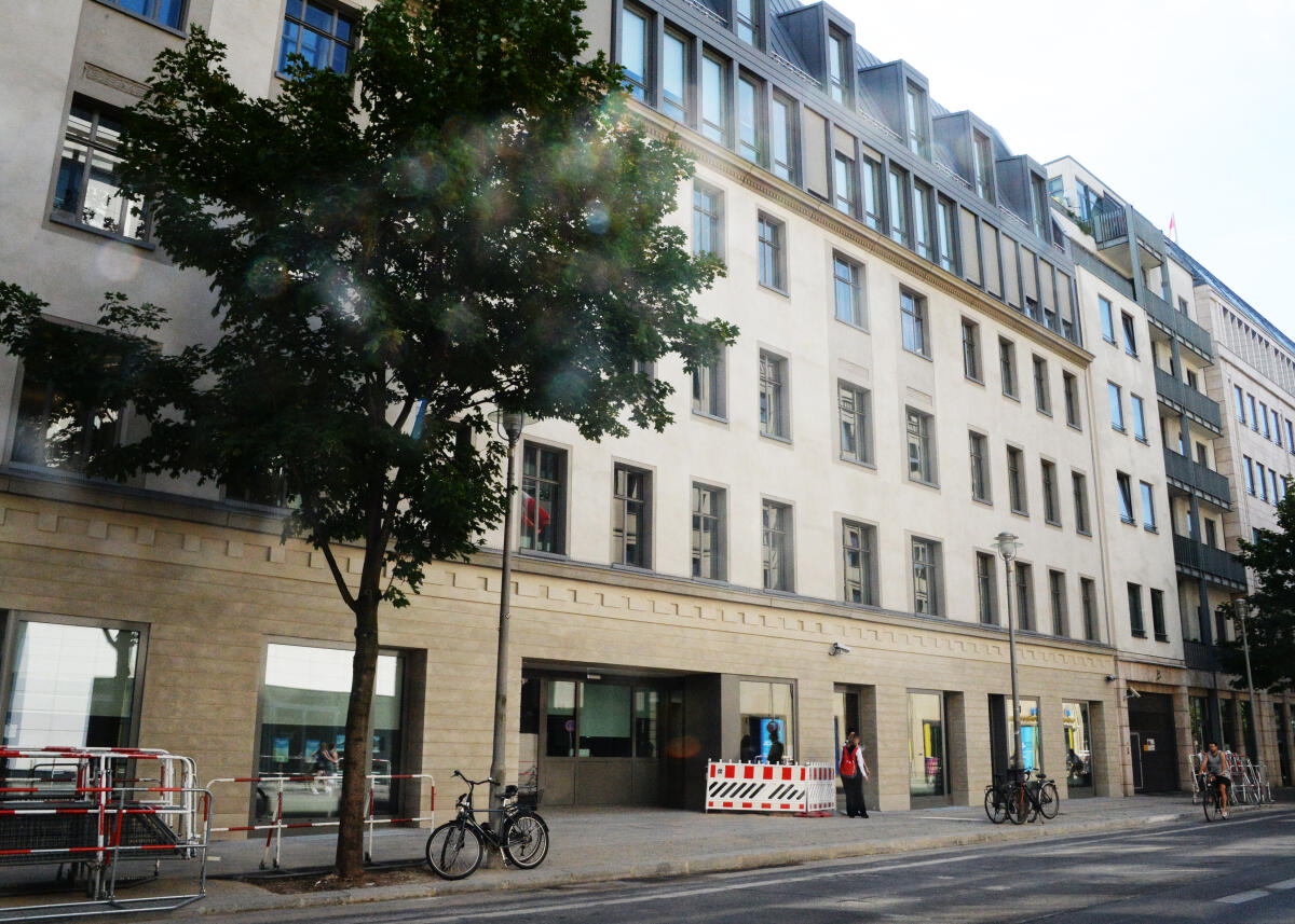  Liegenschaft des Deutschen Bundestages Wilhelmstraße 64. In dem Gebäude sind 80 Büroräume und Besprechungsräume für Bundestagsabgeordnete untergebracht.