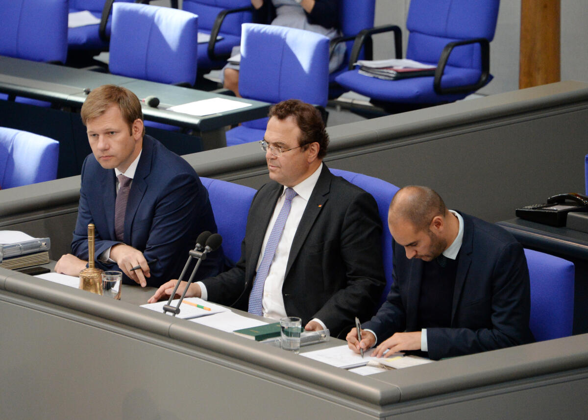 Erndl, Thomas; Bayaz, Danyal; Friedrich, Hans-Peter Schriftführer: Thomas Erndl, (li), CDU/CSU, Dr. Danyal Bayaz, (re), Bündnis 90/Die Grünen, Vorsitz: Bundestagsvizepräsident Dr. Hans-Peter Friedrich, CDU/CSU, 42. Sitzung Deutscher Bundestag.