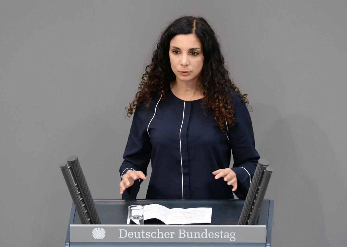 Jessica Tatti, DIE LINKE, Bundestagsabgeordnete, Abgeordnete, Mitglied Deutscher Bundestag, MdB, Rede, 42. Sitzung, Top 5, Thema: Enquete-Kommission "Künstliche Intelligenz".; Rede, Rednerpult. Tatti, Jessica Jessica Tatti, DIE LINKE, Bundestagsabgeordnete, Abgeordnete, Mitglied Deutscher Bundestag, MdB, Rede, 42. Sitzung, Top 5, Thema: Enquete-Kommission "Künstliche Intelligenz".; Rede, Rednerpult.