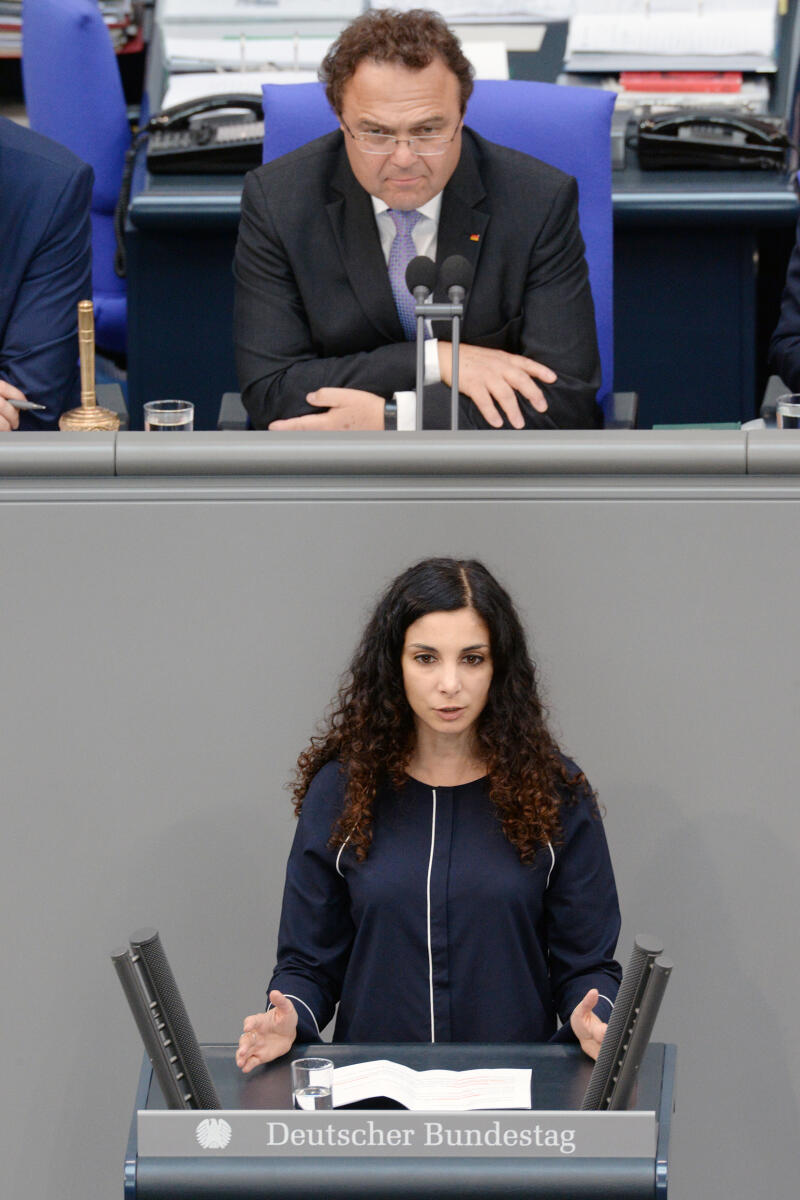 Jessica Tatti, DIE LINKE, Bundestagsabgeordnete, Abgeordnete, Mitglied Deutscher Bundestag, MdB, Rede, 42. Sitzung, Top 5, Thema: Enquete-Kommission "Künstliche Intelligenz", Vorsitz: Bundestagsvizepräsident Dr. Hans-Peter Friedrich, CDU/CSU.; Rede, Rednerpult. Tatti, Jessica; Friedrich, Hans-Peter Jessica Tatti, DIE LINKE, Bundestagsabgeordnete, Abgeordnete, Mitglied Deutscher Bundestag, MdB, Rede, 42. Sitzung, Top 5, Thema: Enquete-Kommission "Künstliche Intelligenz", Vorsitz: Bundestagsvizepräsident Dr. Hans-Peter Friedrich, CDU/CSU.; Rede, Rednerpult.