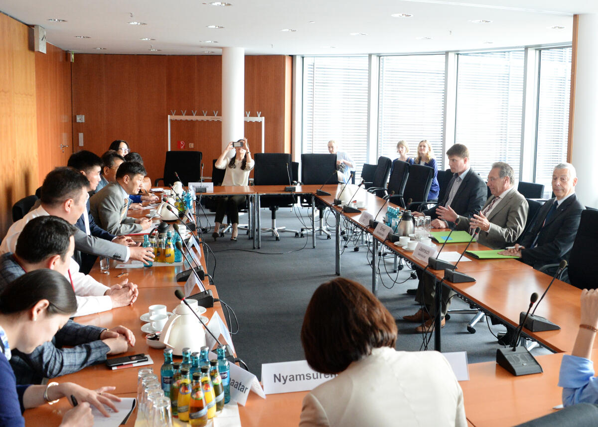 Klaus Ernst, (2.v.re), DIE LINKE, empfängt als Vorsitzender des Ausschusses des Deutschen Bundestages für Wirtschaft und Energie im Namen des Ausschusses eine Delegation aus der Mongolei zu einem Gespräch.; Übersicht. Ernst, Klaus Klaus Ernst, (2.v.re), DIE LINKE, empfängt als Vorsitzender des Ausschusses des Deutschen Bundestages für Wirtschaft und Energie im Namen des Ausschusses eine Delegation aus der Mongolei zu einem Gespräch.; Übersicht.