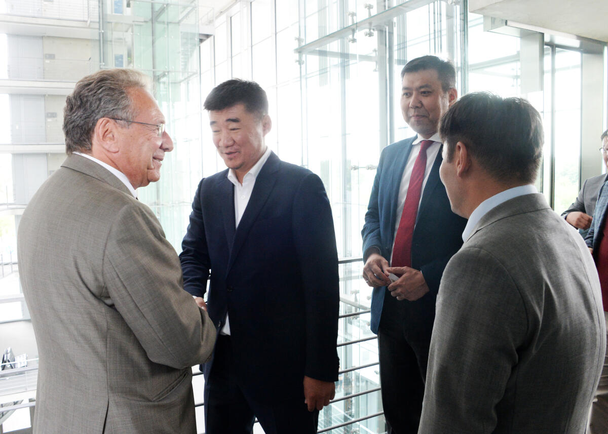 Klaus Ernst, (li), DIE LINKE, empfängt als Vorsitzender des Ausschusses des Deutschen Bundestages für Wirtschaft und Energie im Namen des Ausschusses eine Delegation aus der Mongolei zu einem Gespräch. Ernst, Klaus Klaus Ernst, (li), DIE LINKE, empfängt als Vorsitzender des Ausschusses des Deutschen Bundestages für Wirtschaft und Energie im Namen des Ausschusses eine Delegation aus der Mongolei zu einem Gespräch.