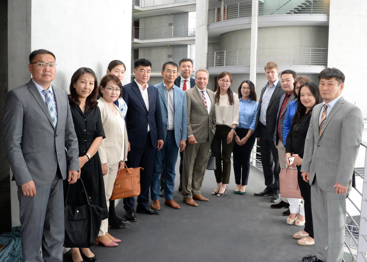 Klaus Ernst, (8.v.re), DIE LINKE, empfängt als Vorsitzender des Ausschusses des Deutschen Bundestages für Wirtschaft und Energie im Namen des Ausschusses eine Delegation aus der Mongolei zu einem Gespräch.; Gruppenfoto. Ernst, Klaus Klaus Ernst, (8.v.re), DIE LINKE, empfängt als Vorsitzender des Ausschusses des Deutschen Bundestages für Wirtschaft und Energie im Namen des Ausschusses eine Delegation aus der Mongolei zu einem Gespräch.; Gruppenfoto.