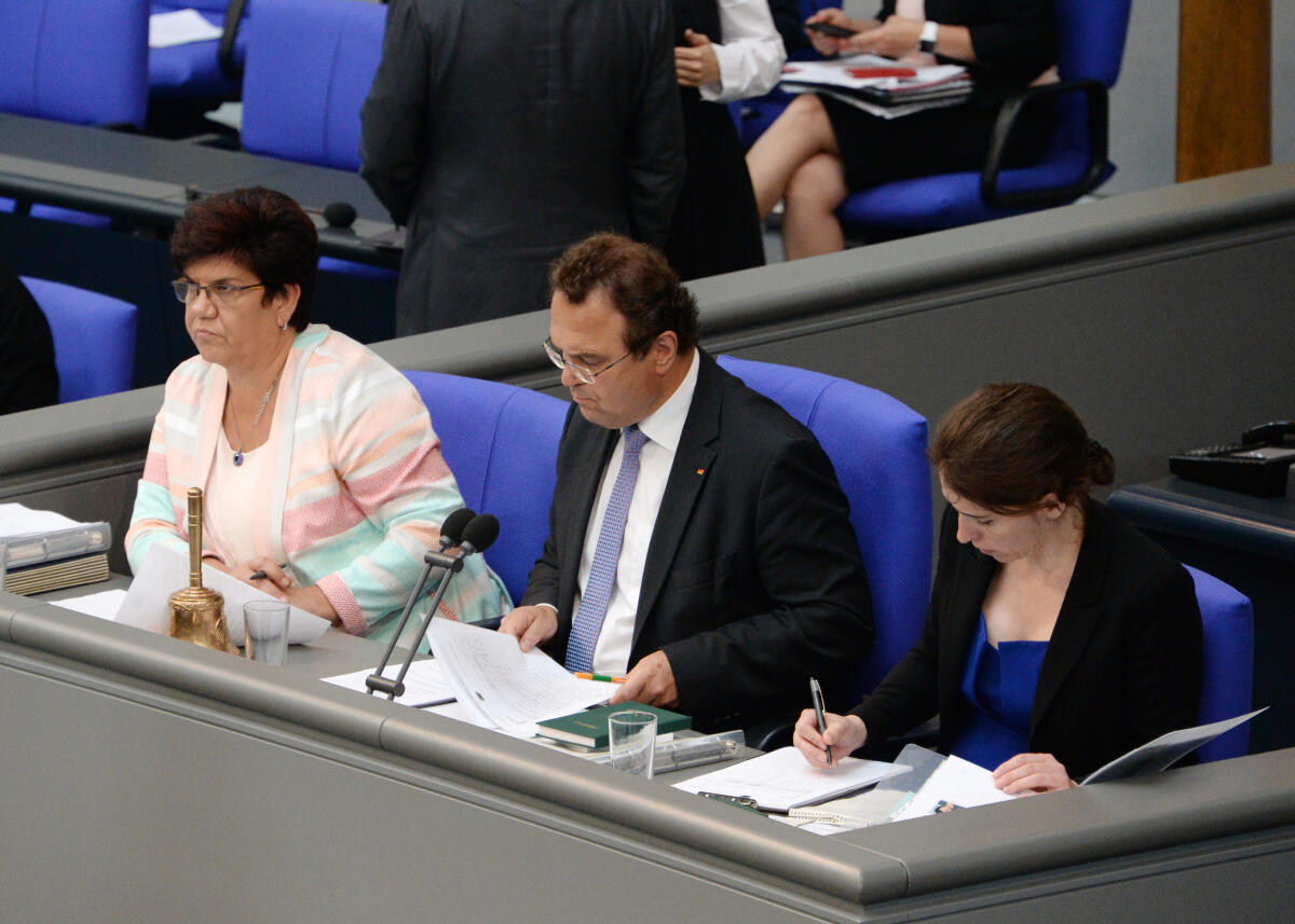 Moll, Claudia; Harder-Kühnel, Mariana; Friedrich, Hans-Peter Schriftführer: Claudia Moll, (li), SPD, Mariana Harder-Kühnel, (re), AfD, Vorsitz: Bundestagsvizepräsident Dr. Hans-Peter Friedrich, CDU/CSU, 42. Sitzung Deutscher Bundestag.