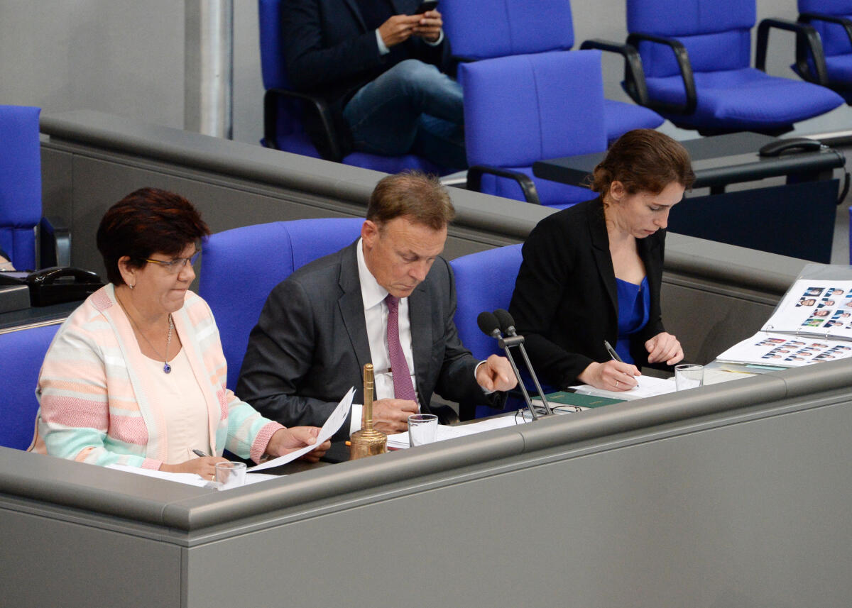 Moll, Claudia; Harder-Kühnel, Mariana; Oppermann, Thomas Schriftführer: Claudia Moll, (li), SPD, Mariana Harder-Kühnel, (re), AfD, Vorsitz: Bundestagsvizepräsident Thomas Oppermann, SPD, 42. Sitzung Deutscher Bundestag.