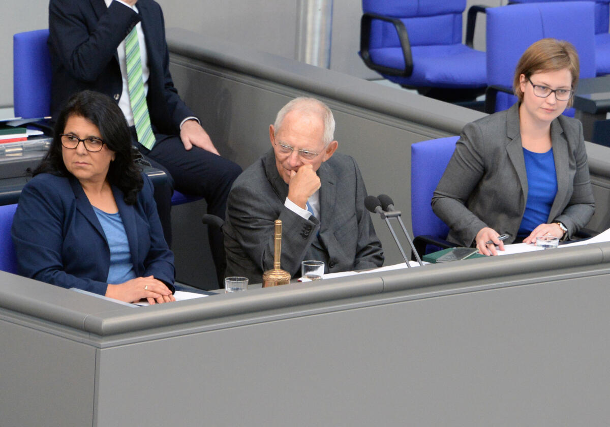 Schriftführer: Gülistan Yüksel, (li), SPD, Katharina Willkomm, (re), FDP, Vorsitz: Bundestagspräsident Dr. Wolfgang Schäuble, CDU/CSU, 41. Sitzung Deutscher Bundestag. Yüksel, Gülistan; Willkomm, Katharina; Schäuble, Wolfgang Schriftführer: Gülistan Yüksel, (li), SPD, Katharina Willkomm, (re), FDP, Vorsitz: Bundestagspräsident Dr. Wolfgang Schäuble, CDU/CSU, 41. Sitzung Deutscher Bundestag.
