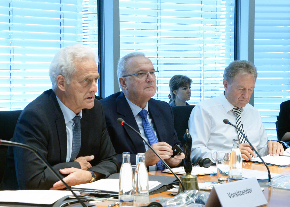 Dr. Peter Ramsauer, (li), CDU/CSU, Vorsitzender des Ausschusses des Deutschen Bundestages für wirtschaftliche Zusammenarbeit und Entwicklung, leitet eine Ausschusssitzung, an der als Gast der EU-Kommissar für Entwicklung, Neven Mimica, (mitte), teilnimmt. Rechts im Bild: der Parlamentarische Staatssekretär Norbert Barthle, CDU/CSU. Ramsauer, Peter; Mimica, Neven; Barthle, Norbert Dr. Peter Ramsauer, (li), CDU/CSU, Vorsitzender des Ausschusses des Deutschen Bundestages für wirtschaftliche Zusammenarbeit und Entwicklung, leitet eine Ausschusssitzung, an der als Gast der EU-Kommissar für Entwicklung, Neven Mimica, (mitte), teilnimmt. Rechts im Bild: der Parlamentarische Staatssekretär Norbert Barthle, CDU/CSU.