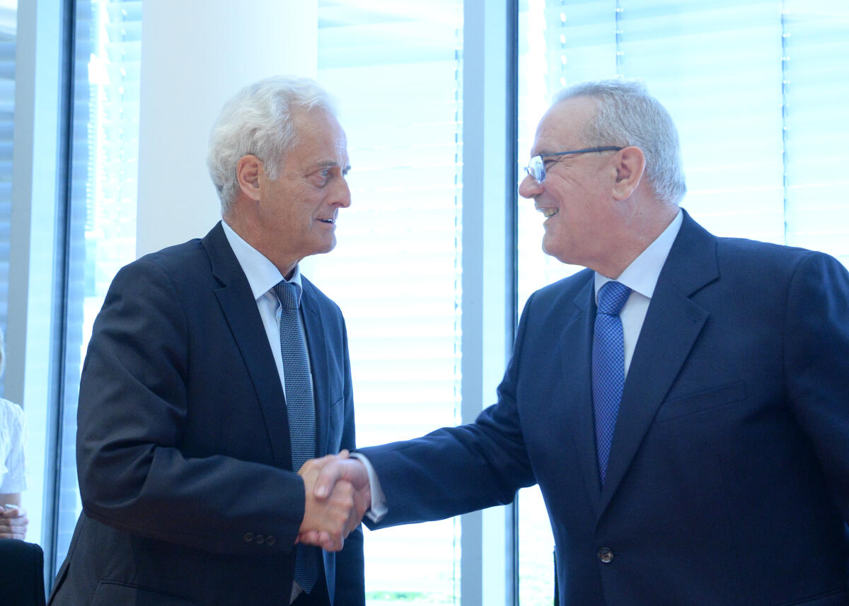 Dr. Peter Ramsauer, (li), CDU/CSU, Vorsitzender des Ausschusses des Deutschen Bundestages für wirtschaftliche Zusammenarbeit und Entwicklung, begrüßt den EU-Kommissar für Entwicklung, Neven Mimica, (re), der als Gast an einer Ausschusssitzung teilnimmt. Ramsauer, Peter; Mimica, Neven Dr. Peter Ramsauer, (li), CDU/CSU, Vorsitzender des Ausschusses des Deutschen Bundestages für wirtschaftliche Zusammenarbeit und Entwicklung, begrüßt den EU-Kommissar für Entwicklung, Neven Mimica, (re), der als Gast an einer Ausschusssitzung teilnimmt.