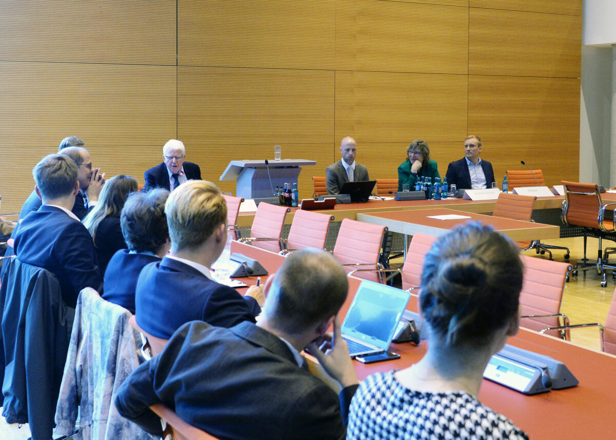 Die Deutsche Vereinigung für Parlamentsfragen e. V. hat unter der Leitung des stellvertretenden Vorsitzenden der DVParl, Prof. Dr. Dr. h. c. Heinrich Oberreuter, (hinten li), eine Diskussion zum Thema "Kandidatenaufstellung für den Bundestag - wie suchen die Parteien ihre Mandatsbewerberinnen und -bewerber aus?", an der die Referenten Prof. Dr. Suzanne Schüttemeyer, (2.v.re), Dr. Benjamin Höhne, (re), und Daniel Hellmann, (2.v.li), teilnehmen. Oberreuter, Heinrich; Schüttemeyer, Suzanne; Hellmann, Daniel; Höhne, Benjamin Die Deutsche Vereinigung für Parlamentsfragen e. V. hat unter der Leitung des stellvertretenden Vorsitzenden der DVParl, Prof. Dr. Dr. h. c. Heinrich Oberreuter, (hinten li), eine Diskussion zum Thema "Kandidatenaufstellung für den Bundestag - wie suchen die Parteien ihre Mandatsbewerberinnen und -bewerber aus?", an der die Referenten Prof. Dr. Suzanne Schüttemeyer, (2.v.re), Dr. Benjamin Höhne, (re), und Daniel Hellmann, (2.v.li), teilnehmen.