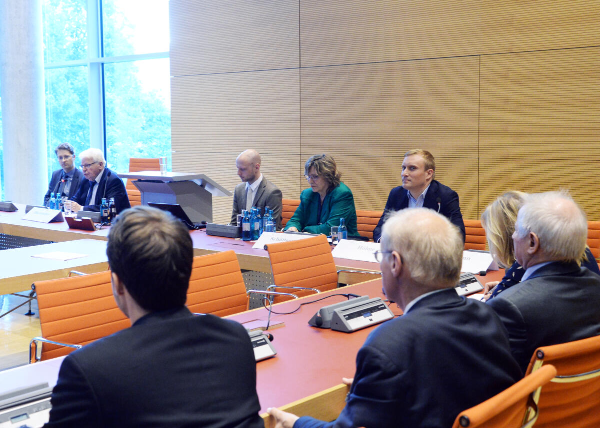 Die Deutsche Vereinigung für Parlamentsfragen e. V. hat unter der Leitung des stellvertretenden Vorsitzenden der DVParl, Prof. Dr. Dr. h. c. Heinrich Oberreuter, (hinten li), eine Diskussion zum Thema "Kandidatenaufstellung für den Bundestag - wie suchen die Parteien ihre Mandatsbewerberinnen und -bewerber aus?", an der die Referenten Prof. Dr. Suzanne Schüttemeyer, (2.v.re), Dr. Benjamin Höhne, (re), und Daniel Hellmann, (2.v.li), teilnehmen. Oberreuter, Heinrich; Schüttemeyer, Suzanne; Hellmann, Daniel; Höhne, Benjamin Die Deutsche Vereinigung für Parlamentsfragen e. V. hat unter der Leitung des stellvertretenden Vorsitzenden der DVParl, Prof. Dr. Dr. h. c. Heinrich Oberreuter, (hinten li), eine Diskussion zum Thema "Kandidatenaufstellung für den Bundestag - wie suchen die Parteien ihre Mandatsbewerberinnen und -bewerber aus?", an der die Referenten Prof. Dr. Suzanne Schüttemeyer, (2.v.re), Dr. Benjamin Höhne, (re), und Daniel Hellmann, (2.v.li), teilnehmen.