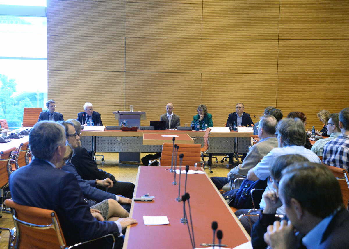 Die Deutsche Vereinigung für Parlamentsfragen e. V. hat unter der Leitung des stellvertretenden Vorsitzenden der DVParl, Prof. Dr. Dr. h. c. Heinrich Oberreuter, (hinten li), eine Diskussion zum Thema "Kandidatenaufstellung für den Bundestag - wie suchen die Parteien ihre Mandatsbewerberinnen und -bewerber aus?", an der die Referenten Prof. Dr. Suzanne Schüttemeyer, (2.v.re), Dr. Benjamin Höhne, (re), und Daniel Hellmann, (2.v.li), teilnehmen. Oberreuter, Heinrich; Schüttemeyer, Suzanne; Hellmann, Daniel; Höhne, Benjamin Die Deutsche Vereinigung für Parlamentsfragen e. V. hat unter der Leitung des stellvertretenden Vorsitzenden der DVParl, Prof. Dr. Dr. h. c. Heinrich Oberreuter, (hinten li), eine Diskussion zum Thema "Kandidatenaufstellung für den Bundestag - wie suchen die Parteien ihre Mandatsbewerberinnen und -bewerber aus?", an der die Referenten Prof. Dr. Suzanne Schüttemeyer, (2.v.re), Dr. Benjamin Höhne, (re), und Daniel Hellmann, (2.v.li), teilnehmen.
