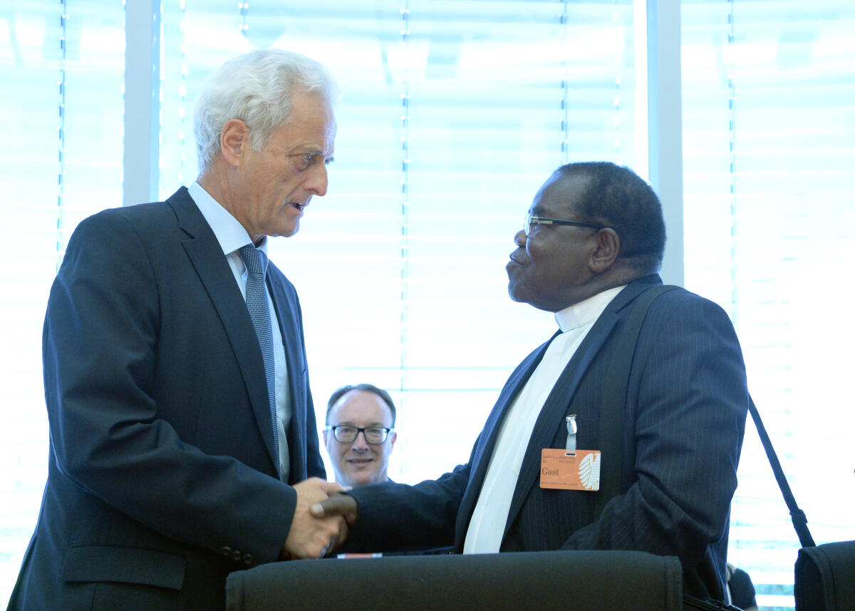 Dr. Peter Ramsauer, (li), CDU/CSU, Vorsitzender des Ausschusses des Deutschen Bundestages für wirtschaftliche Zusammenarbeit und Entwicklung, empfängt den Bischof von Masvingo, S. E. Michael Dixon Bhasera, (re), der als Gast an einer Ausschusssitzung teilnimmt. Ramsauer, Peter; Bhasera, Michael Dixon Dr. Peter Ramsauer, (li), CDU/CSU, Vorsitzender des Ausschusses des Deutschen Bundestages für wirtschaftliche Zusammenarbeit und Entwicklung, empfängt den Bischof von Masvingo, S. E. Michael Dixon Bhasera, (re), der als Gast an einer Ausschusssitzung teilnimmt.