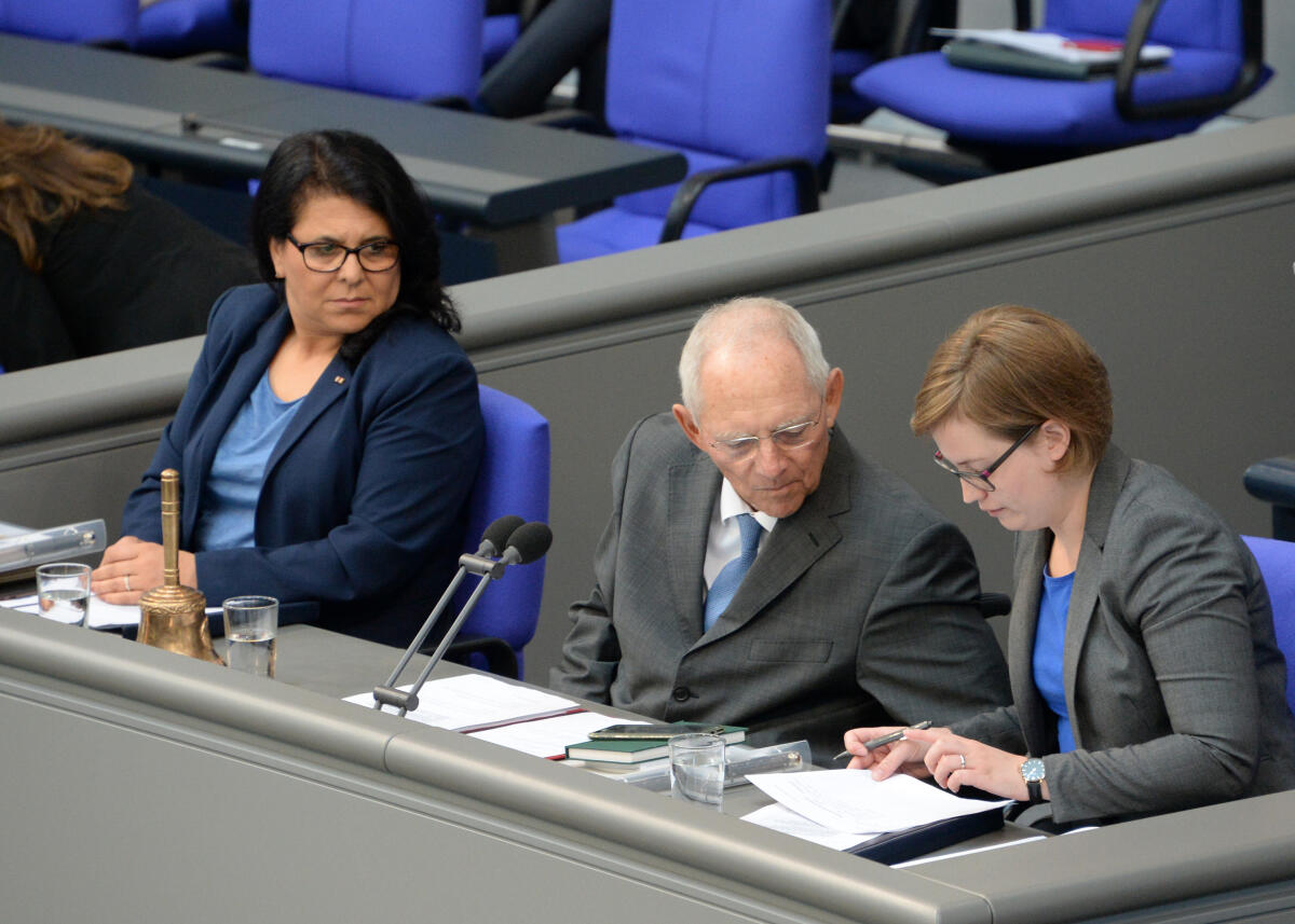 Yüksel, Gülistan; Willkomm, Katharina; Schäuble, Wolfgang Schriftführer: Gülistan Yüksel, (li), SPD, Katharina Willkomm, (re), FDP, Vorsitz: Bundestagspräsident Dr. Wolfgang Schäuble, CDU/CSU, 41. Sitzung Deutscher Bundestag.