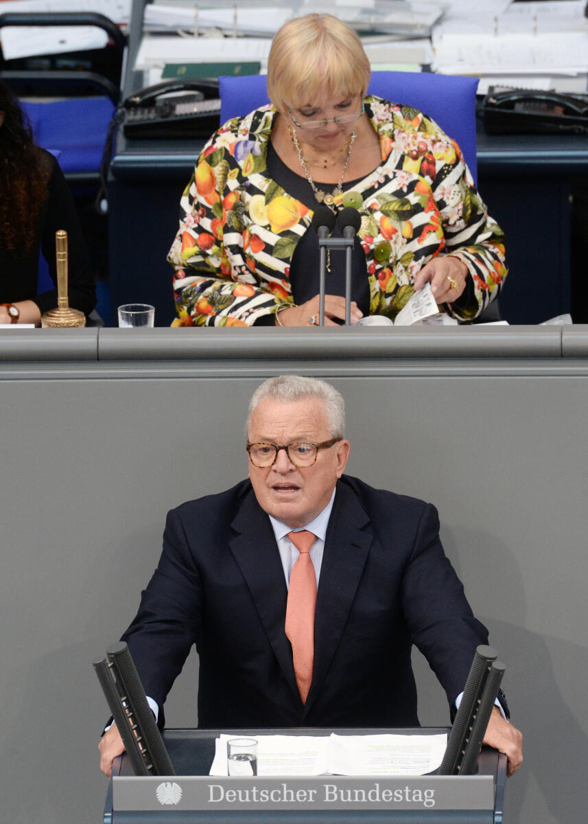 Sattelberger, Thomas; Roth, Claudia Dr. h. c. Thomas Sattelberger, FDP, Bundestagsabgeordneter, Abgeordneter, Mitglied Deutscher Bundestag, MdB, Rede, 40. Sitzung, Top 20, Thema: Agentur für radikale Innovation, Vorsitz: Bundestagsvizepräsidentin Claudia Roth, Bündnis 90/Die Grünen.; Rednerpult.