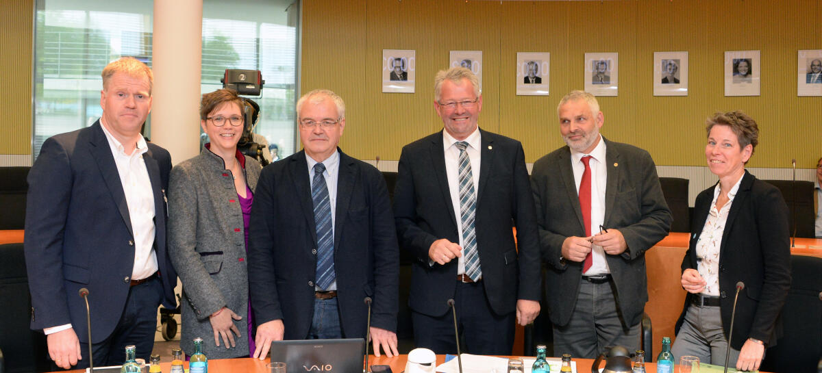 Fachexperten sind zum Thema "Tiertransporte in Drittländer außerhalb der Europäischen Union" zu Gast beim Ausschuss des Deutschen Bundestages für Ernährung und Landwirtschaft. Alois Gerig, (3.v.re), CDU/CSU, Vorsitzender des Bundestagsausschusses, leitet die Sitzung. Gerig, Alois Fachexperten sind zum Thema "Tiertransporte in Drittländer außerhalb der Europäischen Union" zu Gast beim Ausschuss des Deutschen Bundestages für Ernährung und Landwirtschaft. Alois Gerig, (3.v.re), CDU/CSU, Vorsitzender des Bundestagsausschusses, leitet die Sitzung.