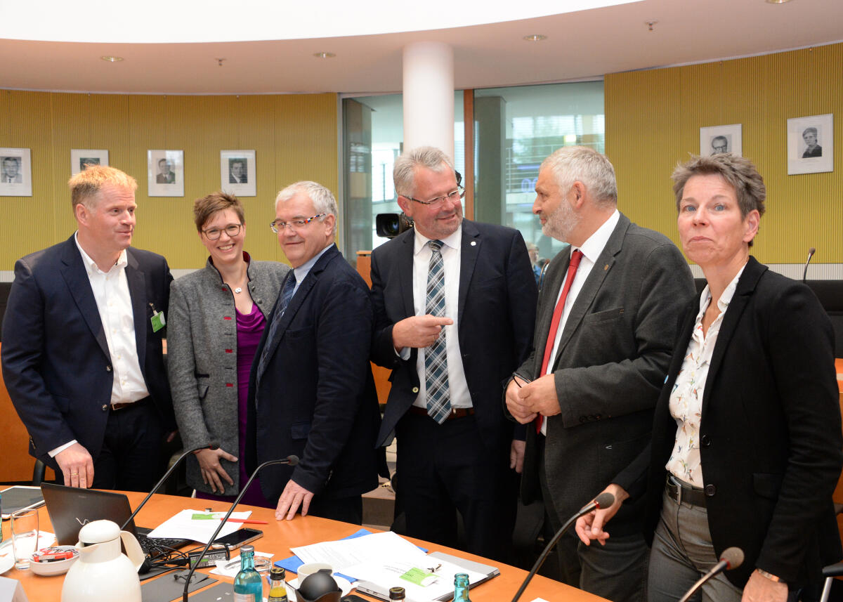 Fachexperten sind zum Thema "Tiertransporte in Drittländer außerhalb der Europäischen Union" zu Gast beim Ausschuss des Deutschen Bundestages für Ernährung und Landwirtschaft. Alois Gerig, (3.v.re), CDU/CSU, Vorsitzender des Bundestagsausschusses, leitet die Sitzung. Gerig, Alois Fachexperten sind zum Thema "Tiertransporte in Drittländer außerhalb der Europäischen Union" zu Gast beim Ausschuss des Deutschen Bundestages für Ernährung und Landwirtschaft. Alois Gerig, (3.v.re), CDU/CSU, Vorsitzender des Bundestagsausschusses, leitet die Sitzung.