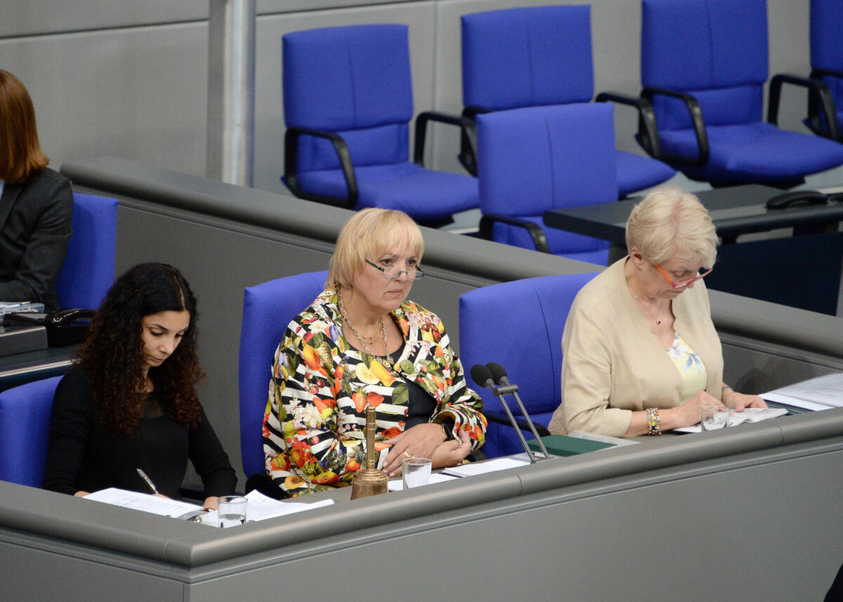 Tatti, Jessica; Barnett, Doris; Roth, Claudia Schriftführer: Jessica Tatti, (li), DIE LINKE, Doris Barnett, (re), SPD, Vorsitz: Bundestagsvizepräsidentin Claudia Roth, Bündnis 90/Die Grünen, 40. Sitzung Deutscher Bundestag.