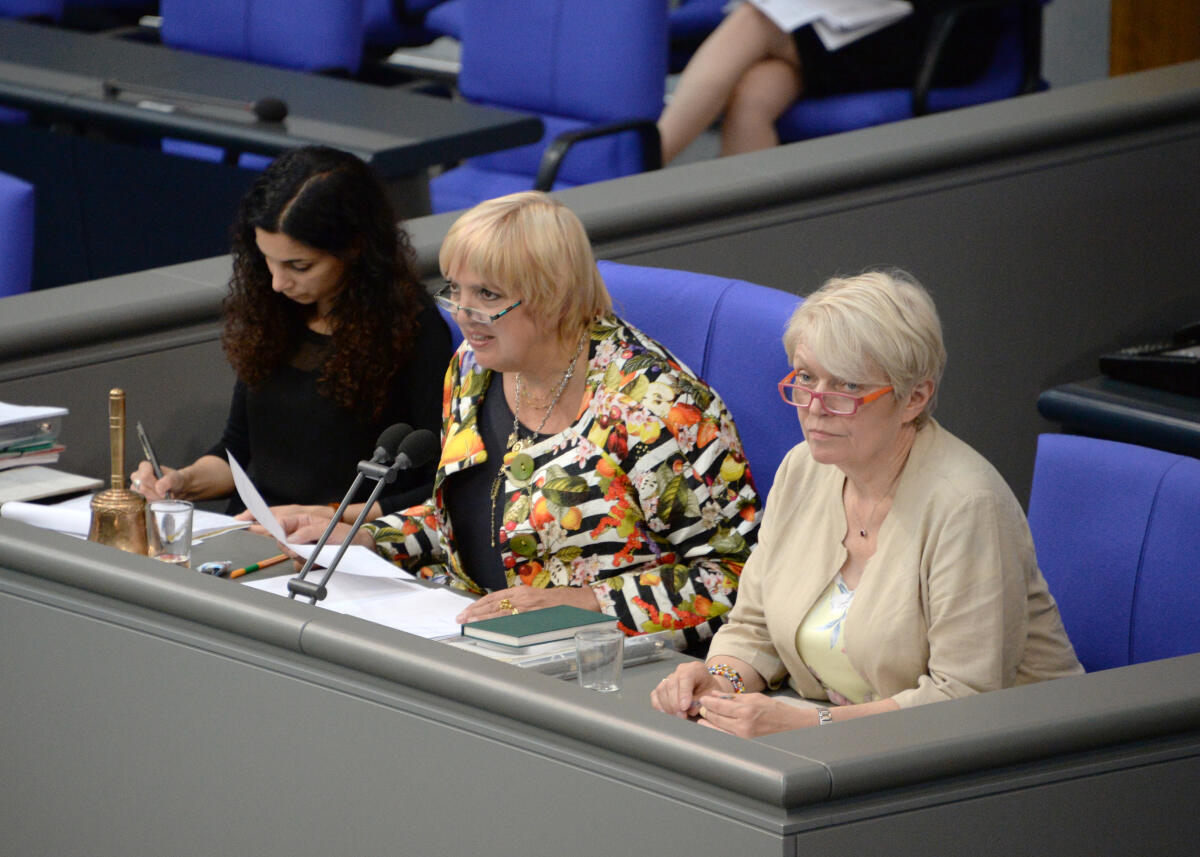 Tatti, Jessica; Barnett, Doris; Roth, Claudia Schriftführer: Jessica Tatti, (li), DIE LINKE, Doris Barnett, (re), SPD, Vorsitz: Bundestagsvizepräsidentin Claudia Roth, Bündnis 90/Die Grünen, 40. Sitzung Deutscher Bundestag.